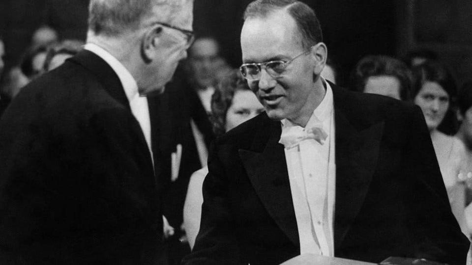 Charles Townes en 1964, recibiendo el premio Nobel de Física. Fuente: LA NACION