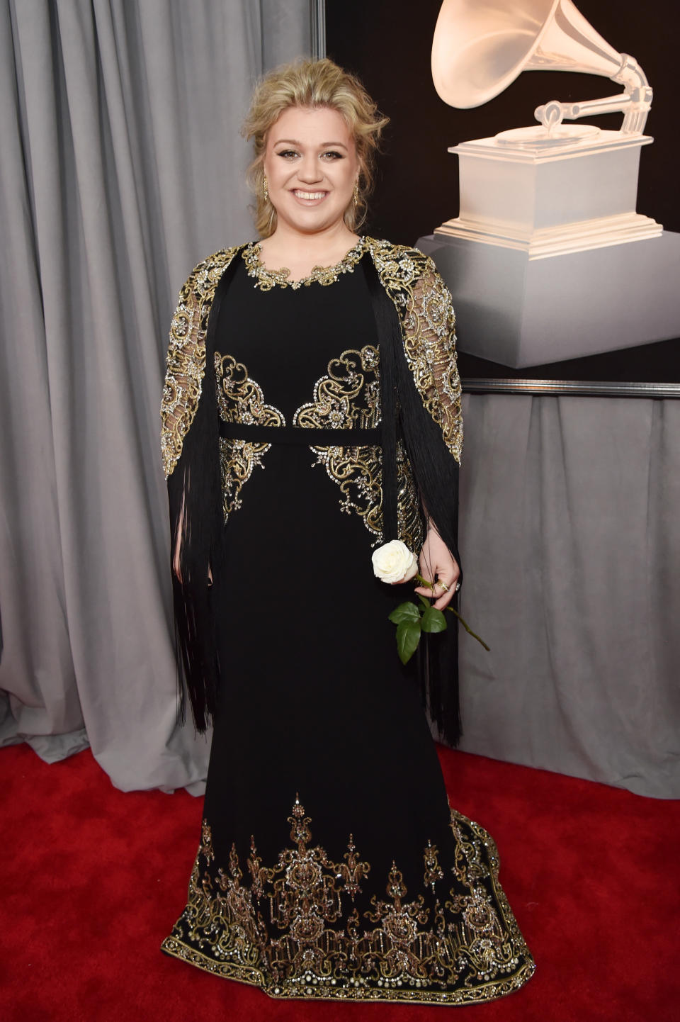 Kelly Clarkson carrying her white rose at the 60th annual Grammy Awards on Jan. 28.&nbsp; (Photo: Kevin Mazur via Getty Images)