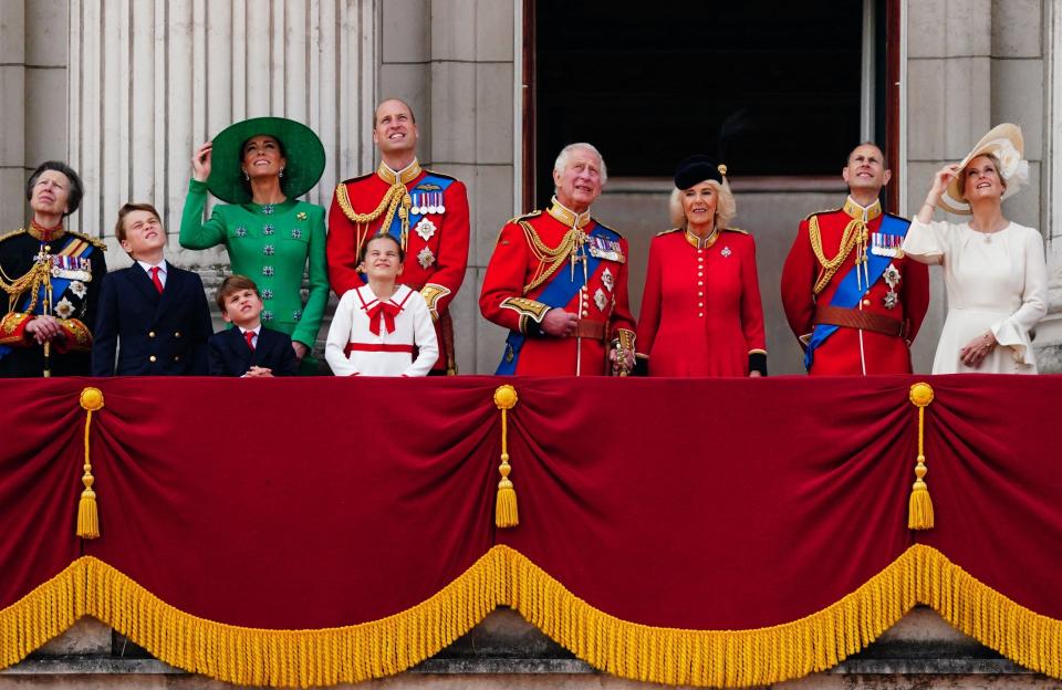 Trooping the Colour : la famille royale au balcon du palais de Buckingham aux côtés de Charles III