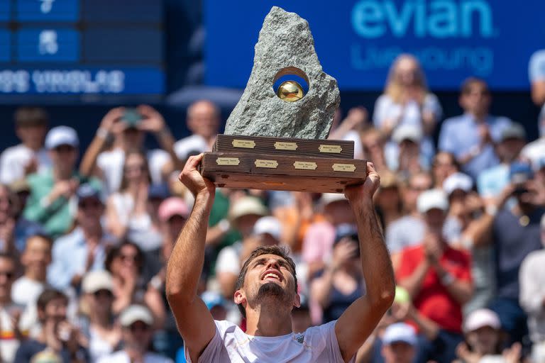 El cordobés Pedro Cachin encumbrando el trofeo de campeón del ATP de Gstaad, Suiza