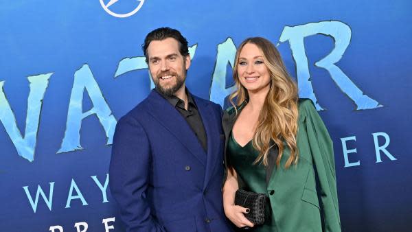 Henry Cavill y su novia, la productora Natalie Viscuso (Fuente: Getty)