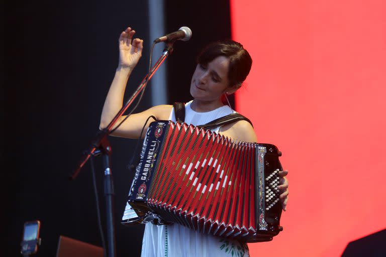 Julieta Venegas acaba de lanzar nuevo disco de estudio, Tu historia