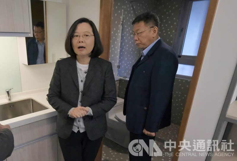 總統蔡英文（中）26日赴台北市松山區視察「台北市健康公宅」，參觀各種不同房型。（中央社）