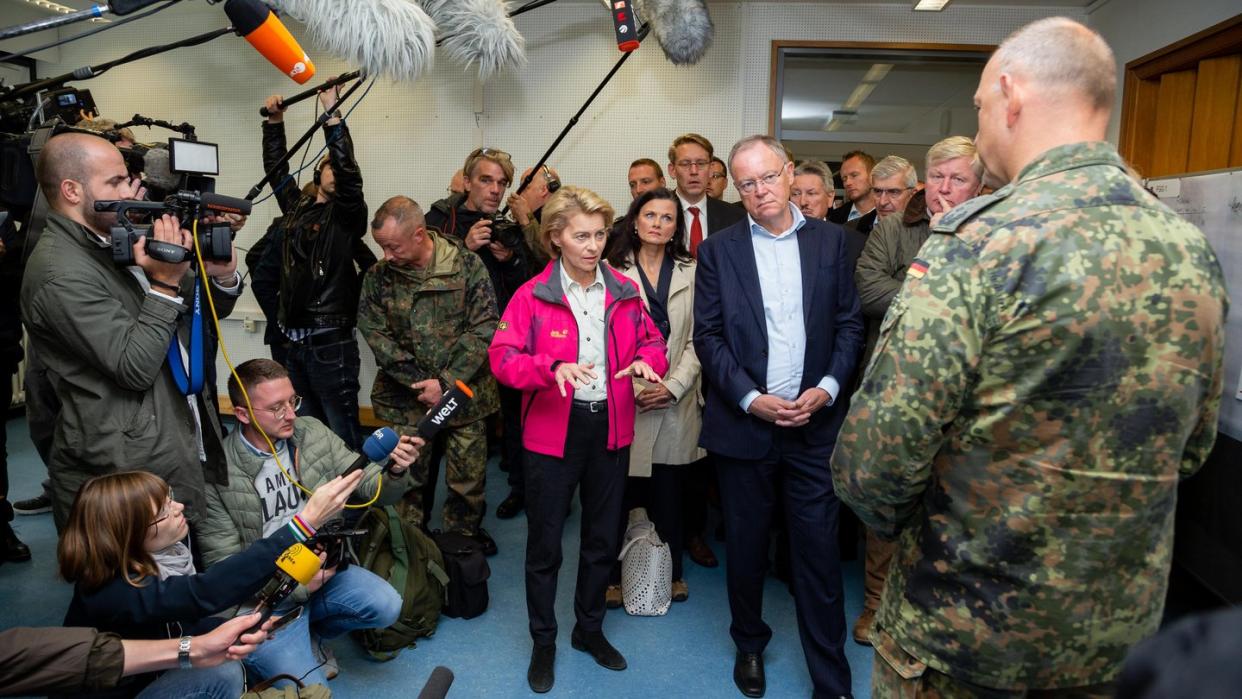 Ursula von der Leyen und Stephan Weil machen sich ein Bild vom Moorbrand auf dem Bundeswehr-Testgelände. Foto: Mohssen Assanimoghaddam