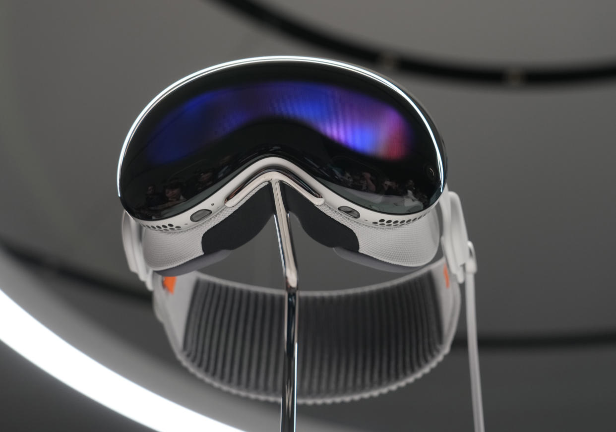 El visor Vision Pro de Apple, un nuevo dispositivo de realidad aumentada, en exhibición durante la Conferencia Mundial de Desarrolladores de Apple en la sede de la compañía en Cupertino, California, el 5 de junio de 2023. (Jim Wilson/The New York Times)
