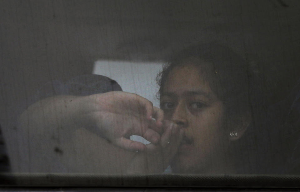 En esta imagen del lunes 27 de mayo de 2019, una mujer migrante mira por la ventana de un autobús que la lleva con otros migrantes al centro de detención Siglo XXI en Tapachula, en el estado mexicano de Chiapas. (AP Foto/Marco Ugarte)