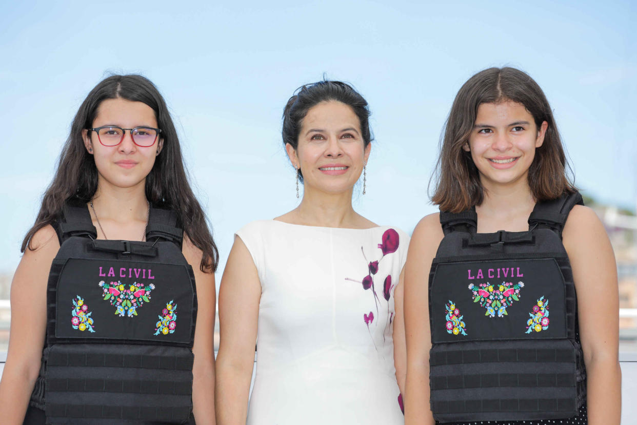 Arcelia Ramírez y sus invitadas en la presentación de La civil en el 74 Festival de Cine de Cannes en 2021 (Foto: Stephane Cardinale - Corbis/Corbis vía Getty Images).