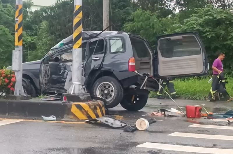 台東市南島大道一處彎道29日發生休旅車失控撞分隔島事故，由於駕駛座位置猛烈撞擊路燈，導致駕駛當場失去生命徵象，救護人員協助脫困後緊急將人送醫搶救。
（中央社）