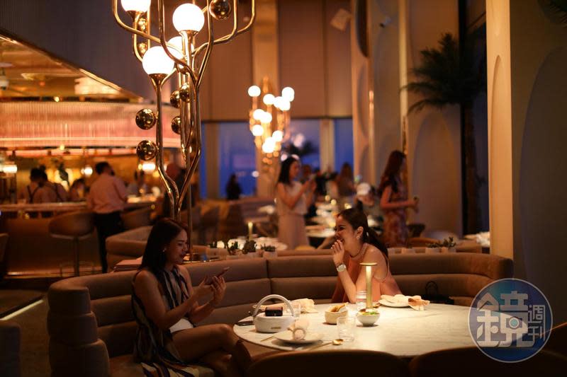 「The Standard, Bangkok Mahanakhon」飯店打造全新空中餐廳「Ojo」，提供獨具一格的墨西哥菜餚，成為曼谷打卡新熱點。