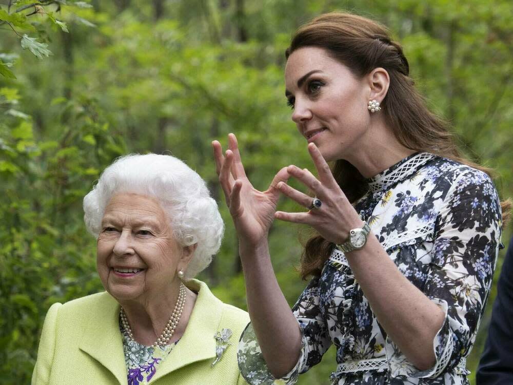 Herzogin Kate und Queen Elizabeth (l.) können sich für ähnliche Dinge begeistern. (Bild: imago images/i Images)