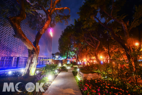 燈光變化花與綠樹影打造星光漫步庭園步道。(圖片提供／台北市農業發展基金會)