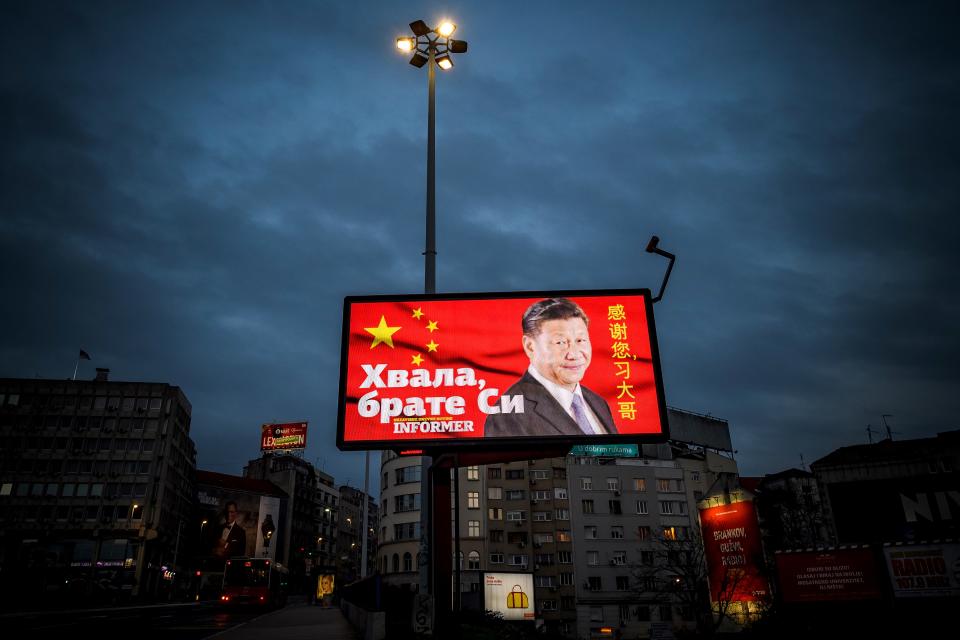 La foto del presidente de China, Xi Jinping, en un anuncio en Belgrado, Serbia.  (Foto: ANDREJ ISAKOVIC/AFP via Getty Images)