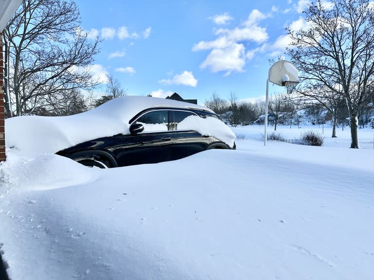 Imagen del 25 de diciembre de 2022 de un vehículo parcialmente enterrado por la nieve, en Amherst, condado de Erie, estado de Nueva York, Estados Unidos.