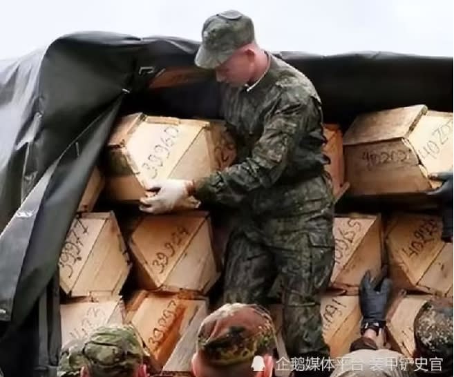 近日有網友目擊俄軍於烏東盧甘斯克（Luhansk）佔領區載運棺材，遭烏克蘭網友諷刺是「冬季軍服」運來了。   圖：擷自中國企鵝媒體平台