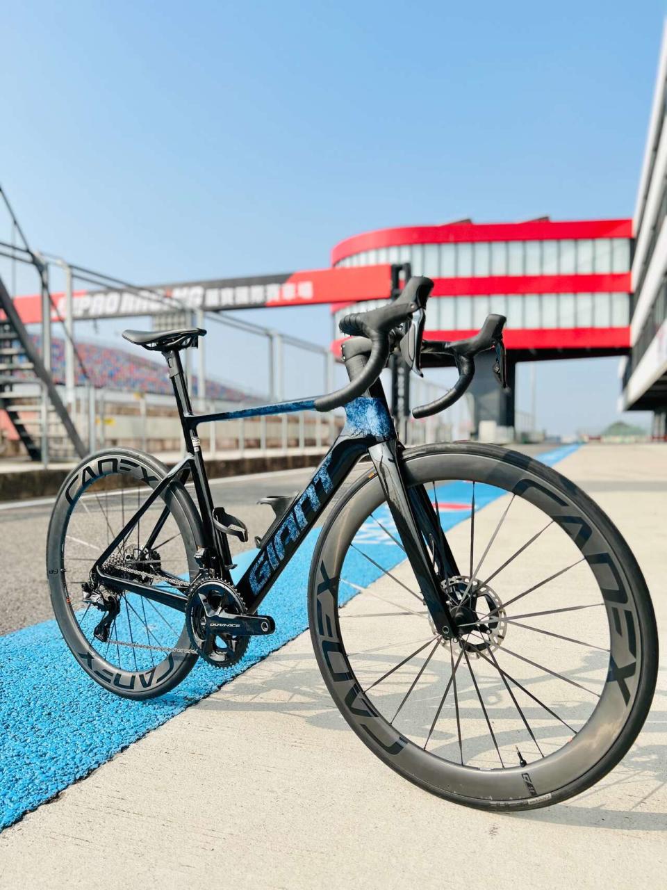 捷安特的Propel Advanced SL在麗寶賽車場亮相。大會提供