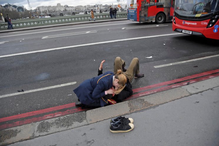 Une femme aide une victime