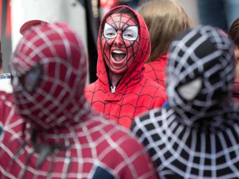 Die Spider-Männer kommen: Fans bei der Premiere in Berlin. Foto: Jörg Carstensen