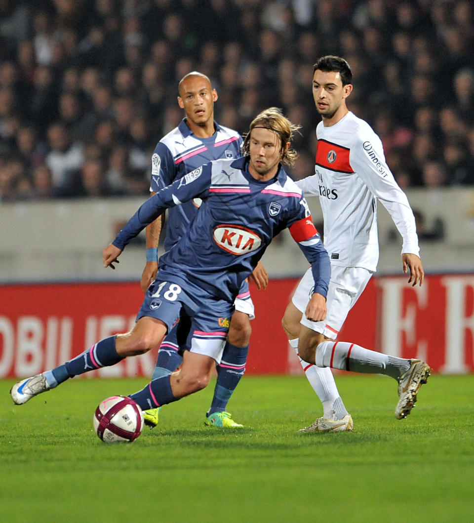 <b>Fin de série pour Paris ?</b> <p>Le leader de la Ligue 1 accueille une équipe de Bordeaux bien relancée après un début de saison catastrophique. Même s’il reste sur treize matchs sans défaite en championnat, le PSG semble marquer quelque peu le pas. En témoigne son match nul le week-end dernier à Caen, mais surtout son élimination en quart de finale de la Coupe de France face à Lyon en milieu de semaine. De son côté, Bordeaux aborde ce match sans pression, bien calé en huitième position, mais toujours avec l’espoir d’accrocher une place qualificative pour la Ligue Europa en fin de saison. Les Girondins du capitaine Plasil (photo) mettront-ils fin à la longue période d’invincibilité parisienne en Ligue 1 ? Début de réponse dimanche à 21h.</p>