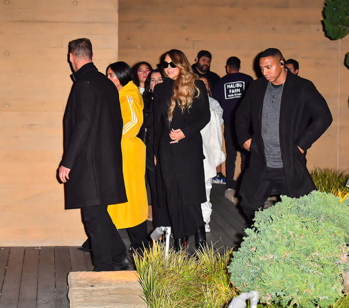 Kim Kardashian y Mariah Carey saliendo del restaurante Nobu junto a sus hijas