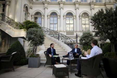 U.S. Secretary of State John Kerry (C) and State Department Chief of Staff Jon Finer (L) meet with members of the U.S. delegation at the garden of the Palais Coburg hotel where the Iran nuclear talks meetings are being held in Vienna, Austria July 10, 2015. REUTERS/Carlos Barria