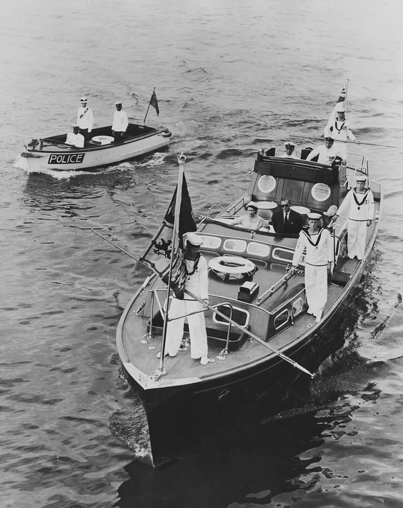 La reina Isabel II y el príncipe Felipe, duque de Edimburgo, en el transatlántico Gothic mientras se preparaban para salir de Jamaica, como parte de su extenso recorrido por la Commonwealth, en noviembre de 1953.