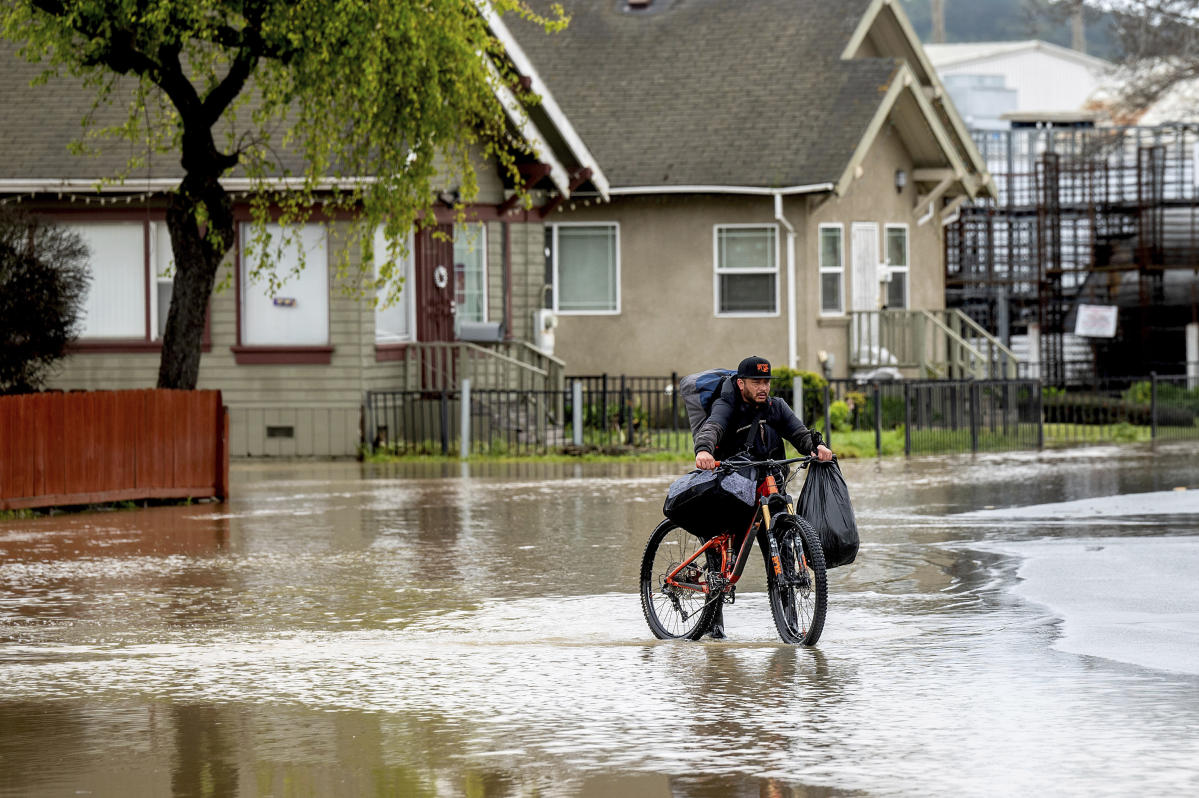 #New atmospheric river pushes into swamped California