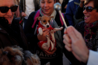 <p>In Málaga, Spanien, werden vor der San-Antonio-Kirche Hunde von einem Priester gesegnet. Am Tag des heiligen Antonio, Spaniens Schutzpatron der Tiere, wollen jedes Jahr Besitzer ihre Hunde segnen lassen. (Bild: Jon Nazca/Reuters) </p>