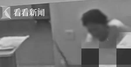 女童因為不遵守班級規定，被老師以尺狂打8分鐘。（圖／翻攝自看看新聞）