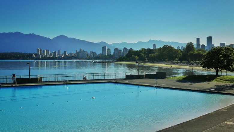 Vancouver outdoor pools, splash parks extend season due to hot weather, record attendance