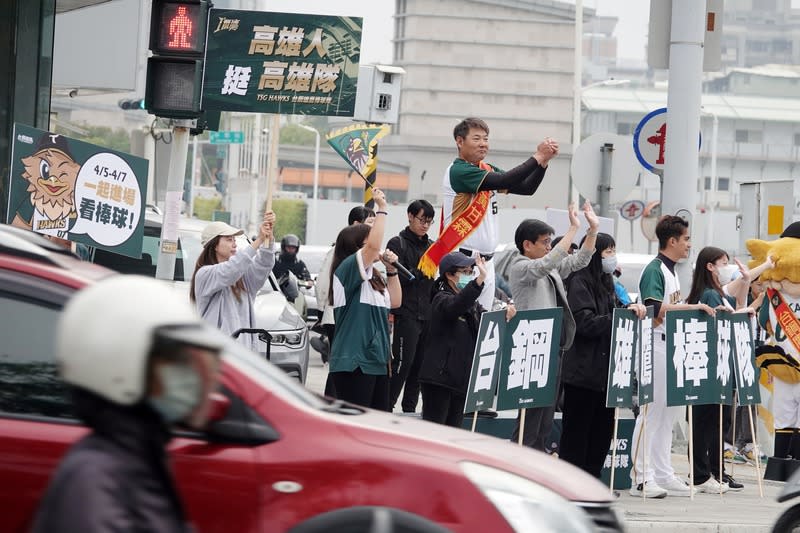 台鋼雄鷹3/30高雄車掃  宣傳主場開幕戰 中華職棒新軍台鋼雄鷹隊的主場初亮相將於澄清湖棒 球場登場，近期雄鷹隊積極「上街拜票」宣傳，球團 22日宣布將在30日進行車隊掃街。圖為教練黃甘霖 （中）14日在路口拱手「拜票」，邀市民朋友一起到 澄清湖棒球場支持台鋼雄鷹主場開幕戰。 （台鋼雄鷹隊提供） 中央社記者楊啟芳傳真  113年3月22日 