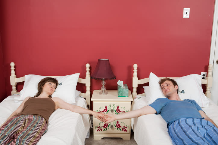 Dormir separado de tu pareja podría ser beneficioso, si estás preparado para eso. – Foto: Image Source/Getty Images