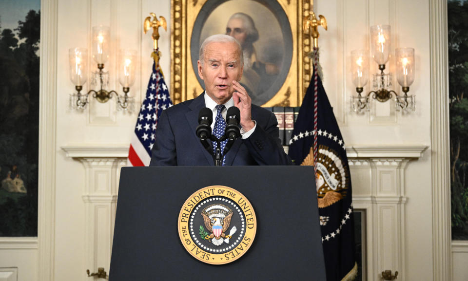 El presidente de los Estados Unidos, Joe Biden, habla sobre el informe del fiscal especial en la sala de recepción diplomática de la Casa Blanca en Washington, DC, el 8 de febrero de 2024, en una adición sorpresa de último minuto a su agenda del día. (Foto de MANDEL NGAN/AFP vía Getty Images)