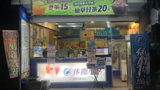 除了杯樂，不少網友懷念休閒小站、快可立、藍天鵝等本土飲料店。（圖／翻攝自臉書）