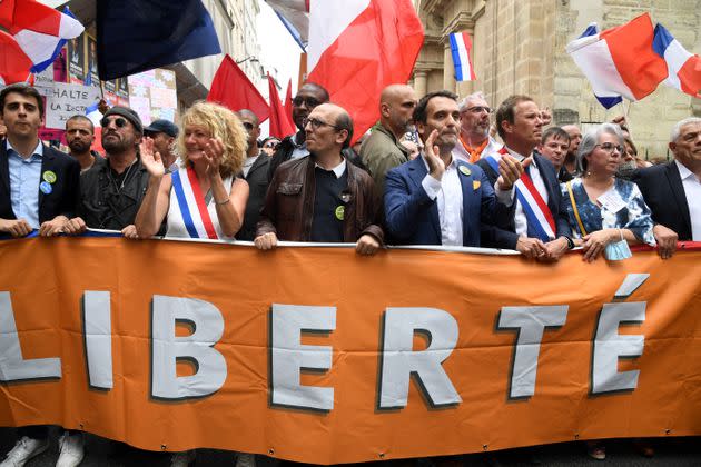 Martine Wonner, troisième en partant de la gauche, a participé à la manifestation parisienne contre l'extention du pass sanitaire. C'est à cette occasion qu'elle a tenu un discours qui pourrait lui valoir une action en justice. (Photo: BERTRAND GUAY via AFP)