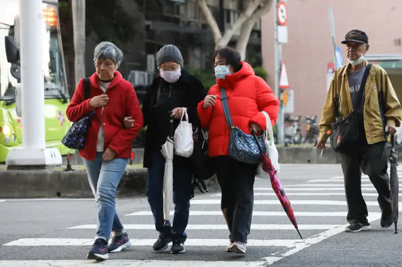 ▲有網友發現，路上幾乎所有人的穿搭都有羽絨外套，讓他好奇原因「是不是因為實用性高？」（示意圖／記者陳明安攝）