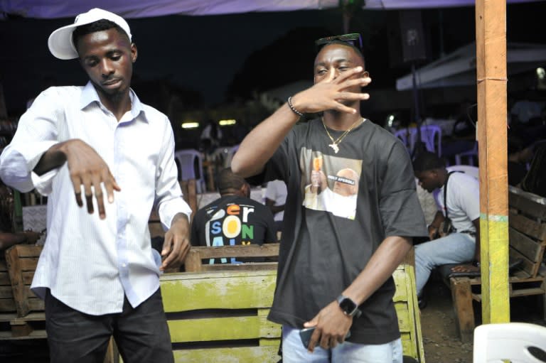 Des clients dansent au rythme de la N'Tcham dans un bar de Libreville, le 2 avril 2024 (WILFRIED MBINAH)