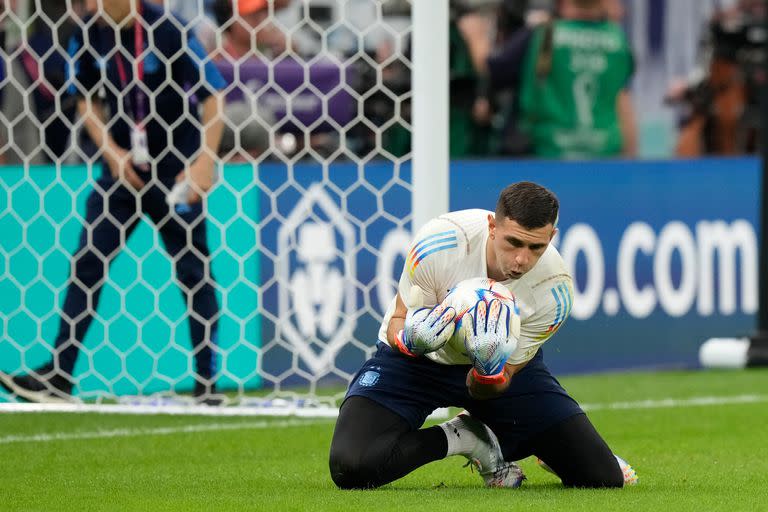 El "Dibu" Martínez antes de comienzo del partido