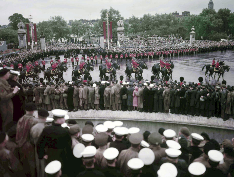 ARCHIVO - La policía montada de Canadá pasa junto al memorial de la reina Victoria en Londres el 2 de junio de 1953, compo parte de una procesión a la Abadía de Westminster para la coronación de la reina Isabel II. AP reunirá un pequeño ejército para cubrir la coronación del rey Carlos III este fin de semana. Para la coronación de su madre hace 70 años, el servicio de noticias también contó con la ayuda de una fuerza aérea. En 1953, tomaba ocho minutos transmitir una sola fotografía en blanco y negro, siempre que las condiciones climáticas y las líneas telefónicas cooperaran. Entre los métodos que AP empleó para transmitir las fotos de Londres a sus clientes de periódicos estadounidenses había un acuerdo para ponerlas en aviones de combate de la Fuerza Aerea Real. (Foto AP, archivo)