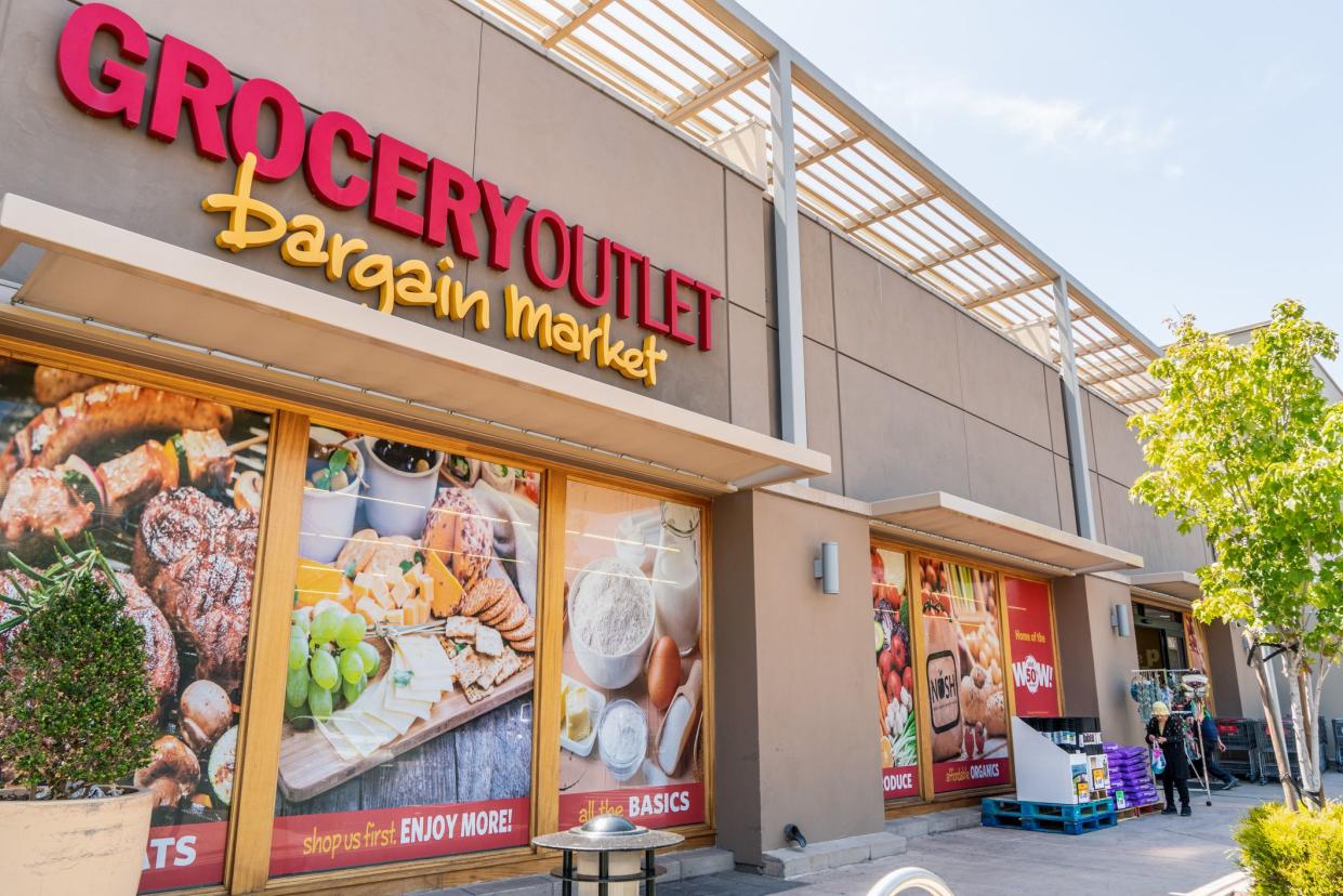 August 8, 2019 Palo Alto / CA / USA - Exterior view a Grocery Outlet bargain market located in San Francisco bay area