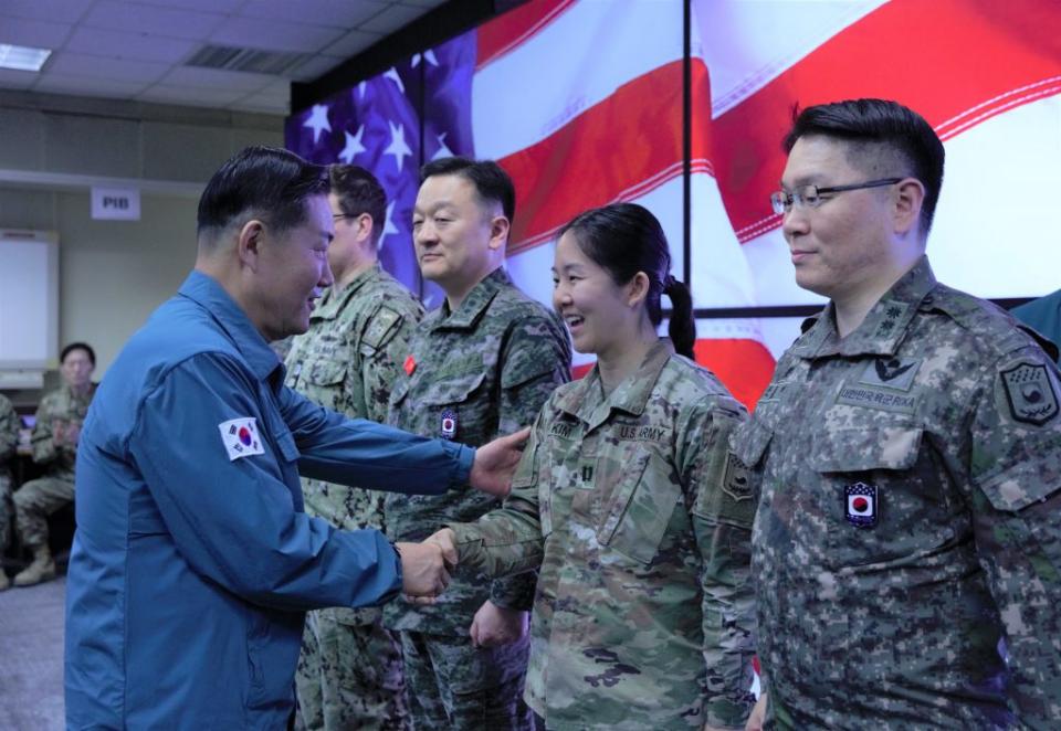 <span>韓國國防部長申源湜3月13日訪問了韓美戰時指揮所（CP-TANGO），並勉勵參與演習的官兵。</span><span>（圖／韓國國防部）</span>