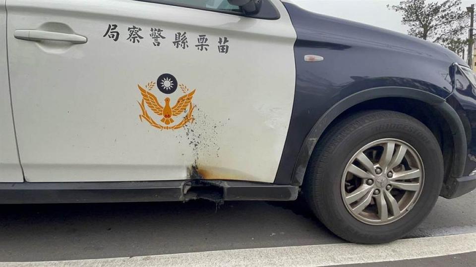 警方圍捕吳姓男子警車和機車都被撞，3警員受輕傷。（圖：警方提供）