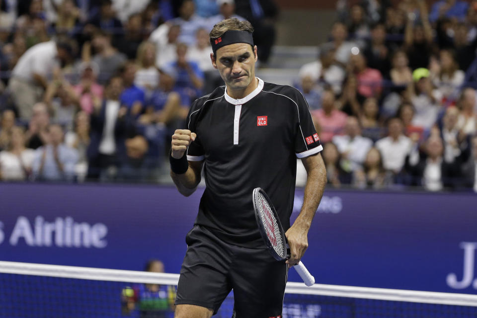 El astro suizo Roger Federer reacciona durante un match contra Grigor Dimitrov, de Bulgaria, en cuartos de final del Abierto de Estados Unidos el 3 de septiembre del 2019.  Federer dice que va a decidir pronto si va a jugar en las Olimpiadas de Tokio el año próximo. (AP Foto/Seth Wenig)