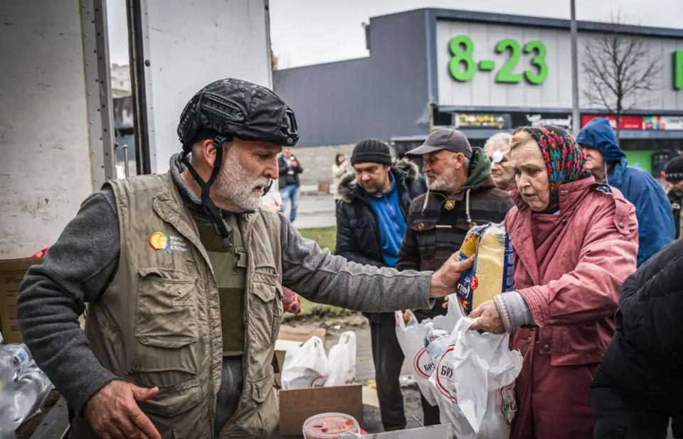 chef altruista. Foto: José Andrés provee comidas a residentes de la ciudad devastada de Bucha, en la guerra de Ucrania y Rusia/ World Central Kitchen