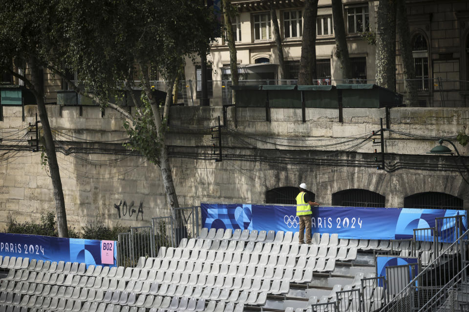 Un trabajador opera en gradas a lo largo del río Sena para los Juegos Olímpicos de Verano de 2024, el domingo 21 de julio de 2024, en París, Francia. (Foto AP/Thomas Padilla)