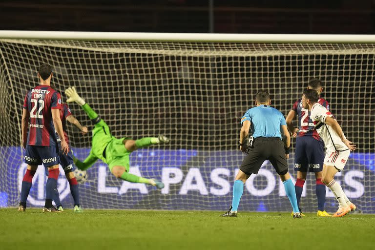 Jonathan Calleri mira cómo su remate de cabeza supera a Augusto Batalla y abre el marcador en el Morumbí; San Lorenzo no tuvo recambio para pulsearle a la jerarquía de San Pablo