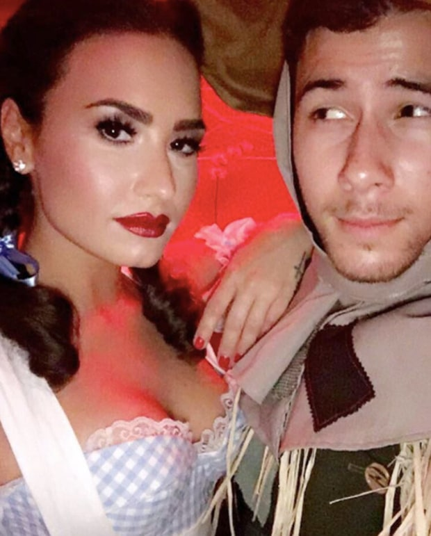 Demi Lovato y Nick Jonas fueron como ‘Dorothy’ y ‘Espantapájaros’ del “Mago de Oz”.