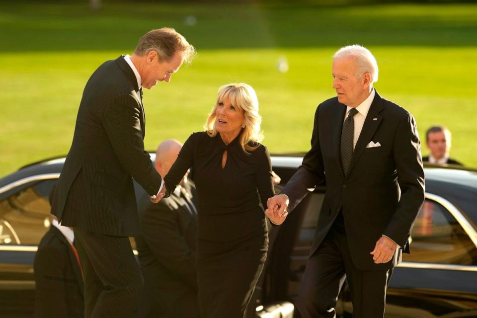 El presidente Joe Biden, acompañado por su esposa, la primera dama Jill Biden, son recibidos por el amo de llaves sir Tony Johnstone-Burt en el Palacio de Buckingham (Associated Press)