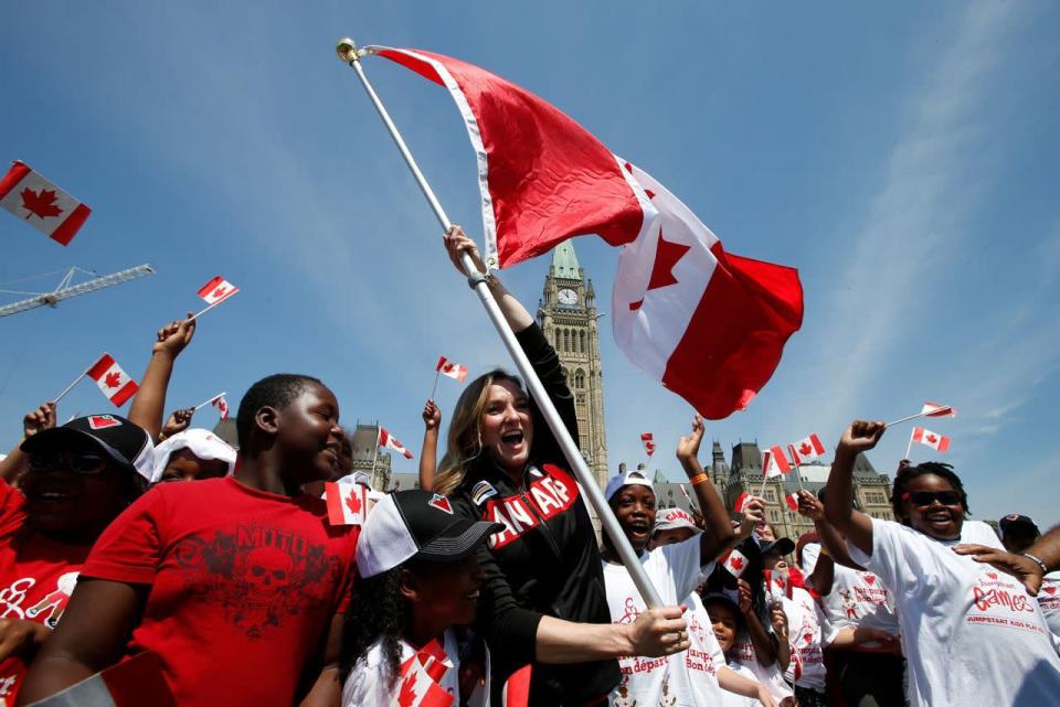 Trampolinturnerin Rosie MacLennan schwingt in Ottawa die kanadische Flagge, nachdem sie zur Fahnenträgerin Kanadas während der Eröffnungsfeier der Olympischen Sommerspiele in Rio de Janeiro ernannt wurde. (Bild: Chris Wattie/Reuters)