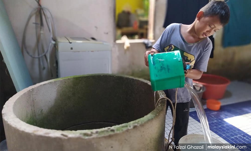 Kelantan residents use old reliable way to deal with water cuts