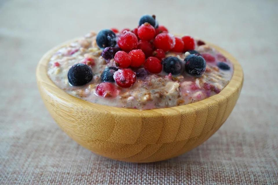 <strong>柏笛分享「護腸早餐」，第一是燕麥片佐莓果與堅果。（示意圖／pixabay）</strong>